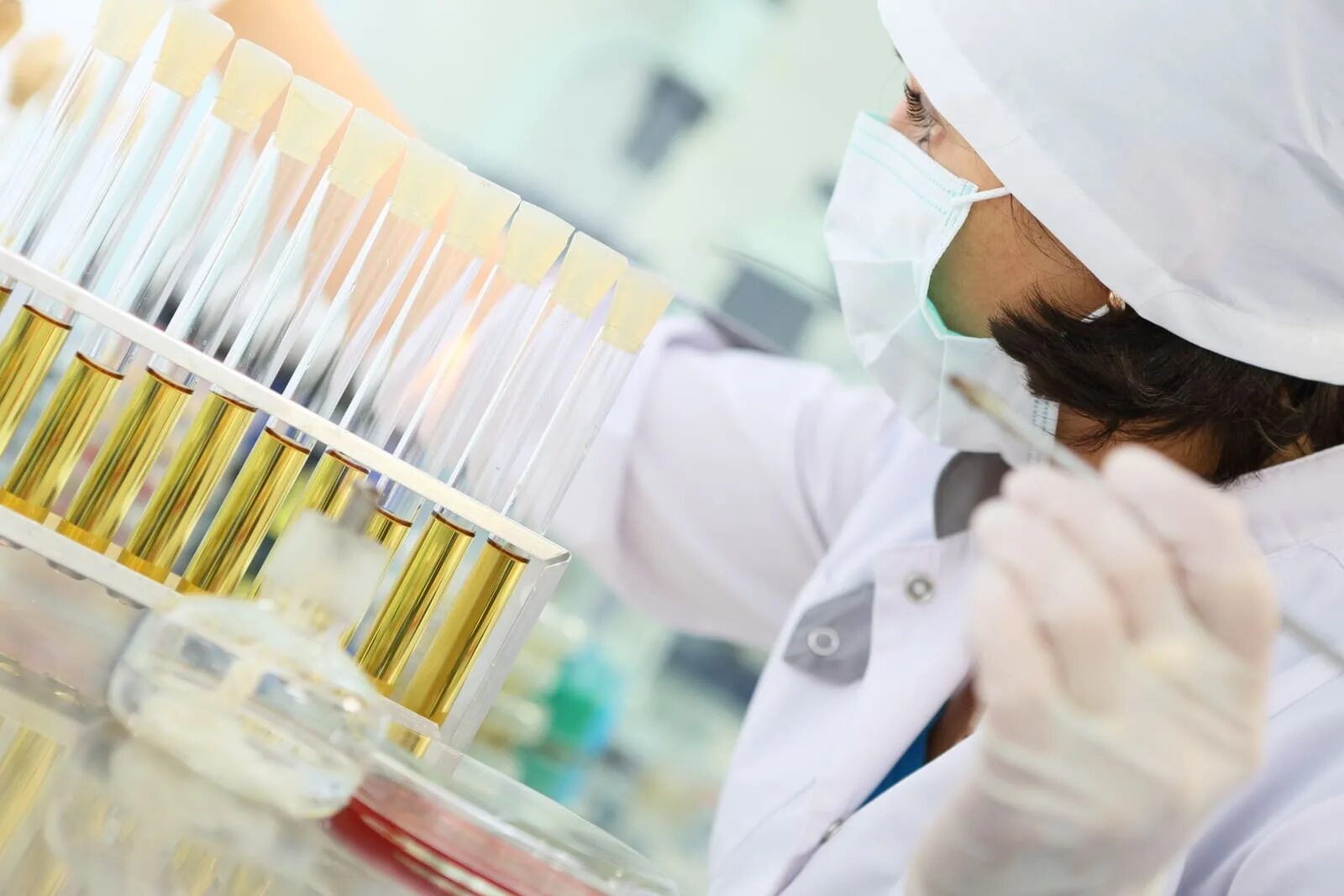 Биологическая лаборатория. Микробиолог фото. Специальность бактериология. Микробиологические исследования. Бактериолог.