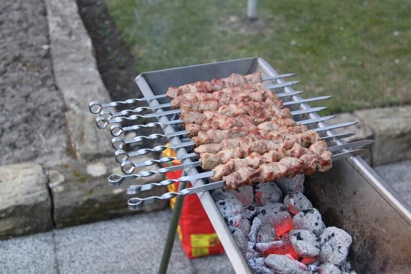 В чем суть шашлыка. Шашлык на мангале. Шашлык на шампурах на мангале. Мангал с шампурами. Шашлык на шампуре.