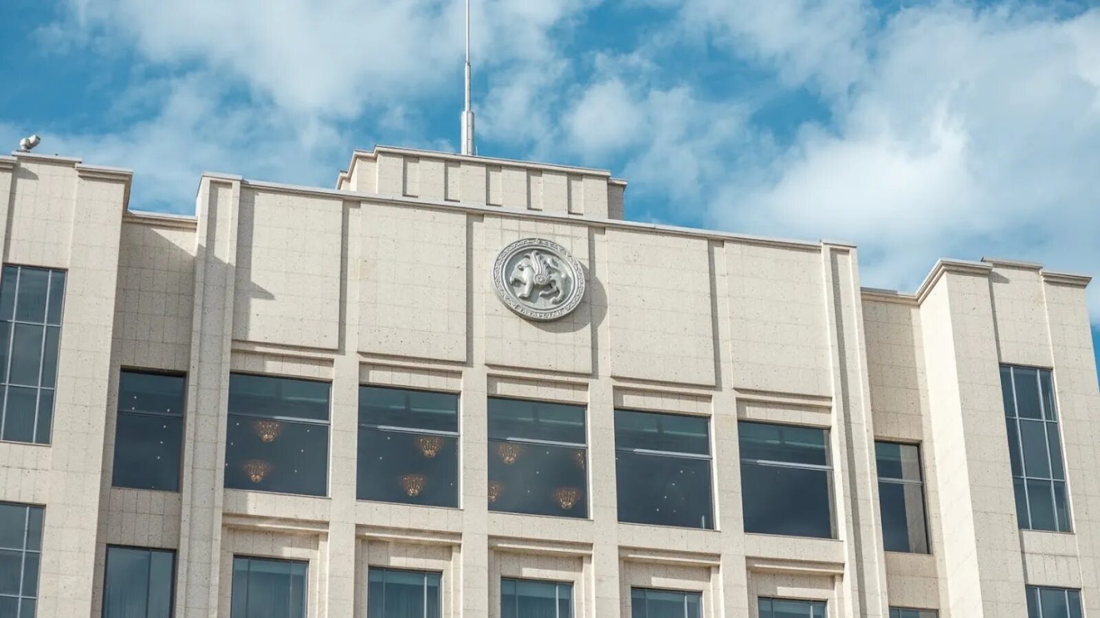 Бәйсез татарстан хөкүмәте правительство независимого татарстана. Казань правительство Республики Татарстан. Дом правительства Казань. Здание правительства Республики Татарстан. Кабмин Татарстана.