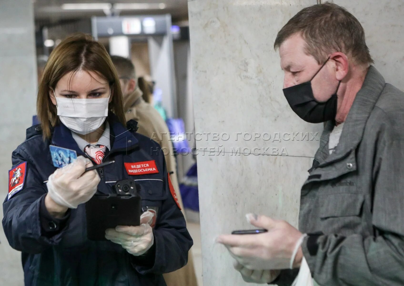 Почему отменили маску. Ношение масок и перчаток. Штрафует за маски и перчатки. Ношение масок и перчаток в Москве. В Москве отменили маски и перчатки.