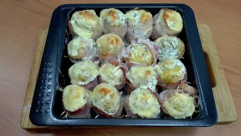 Картошка с беконом в сметане в духовке