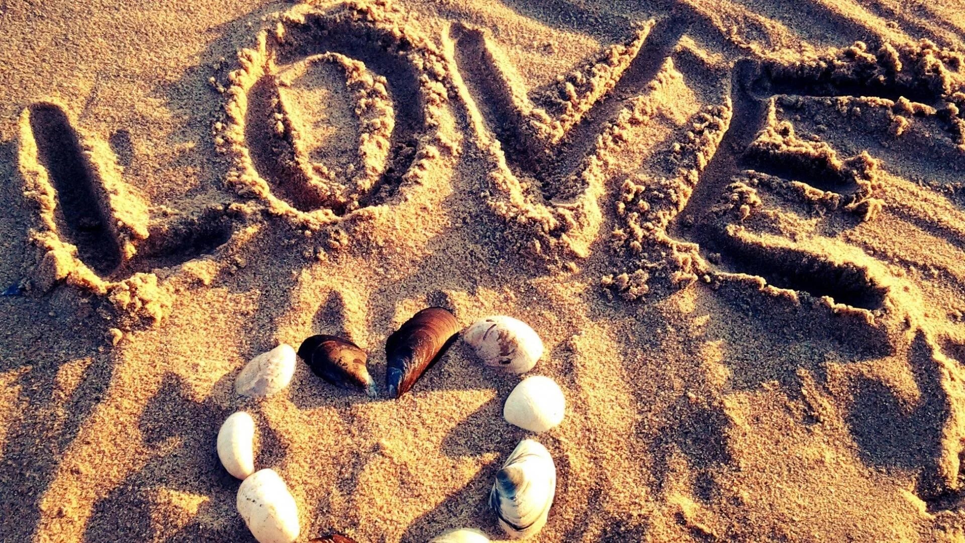 Надпись на песке. Сердечко на песке. Надпись на песке на море. Я люблю море. Дно картинки надпись