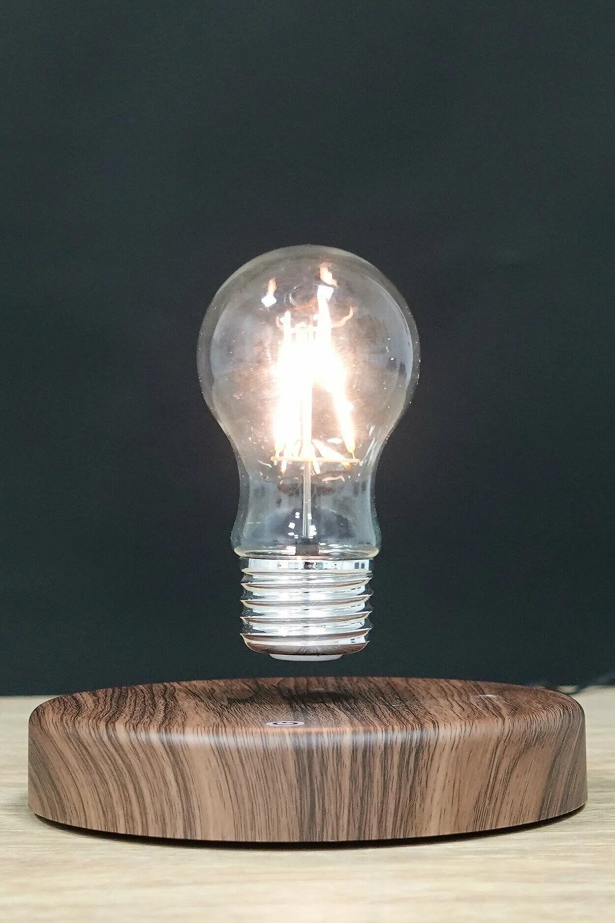 Летающая лампа. Flyte левитация. Левитирующая лампа firefly. Парящая лампа. Парящая лампочка.