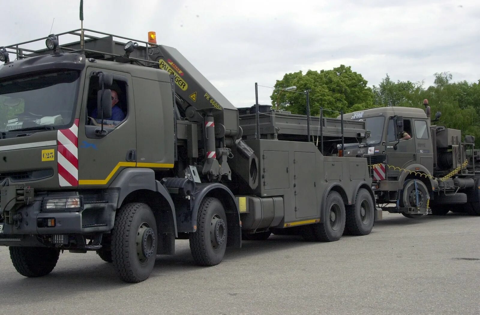 Машины нато. Military Truck 2000. Военные самосвалы НАТО. Военные тягачи НАТО. Военные Грузовики НАТО.