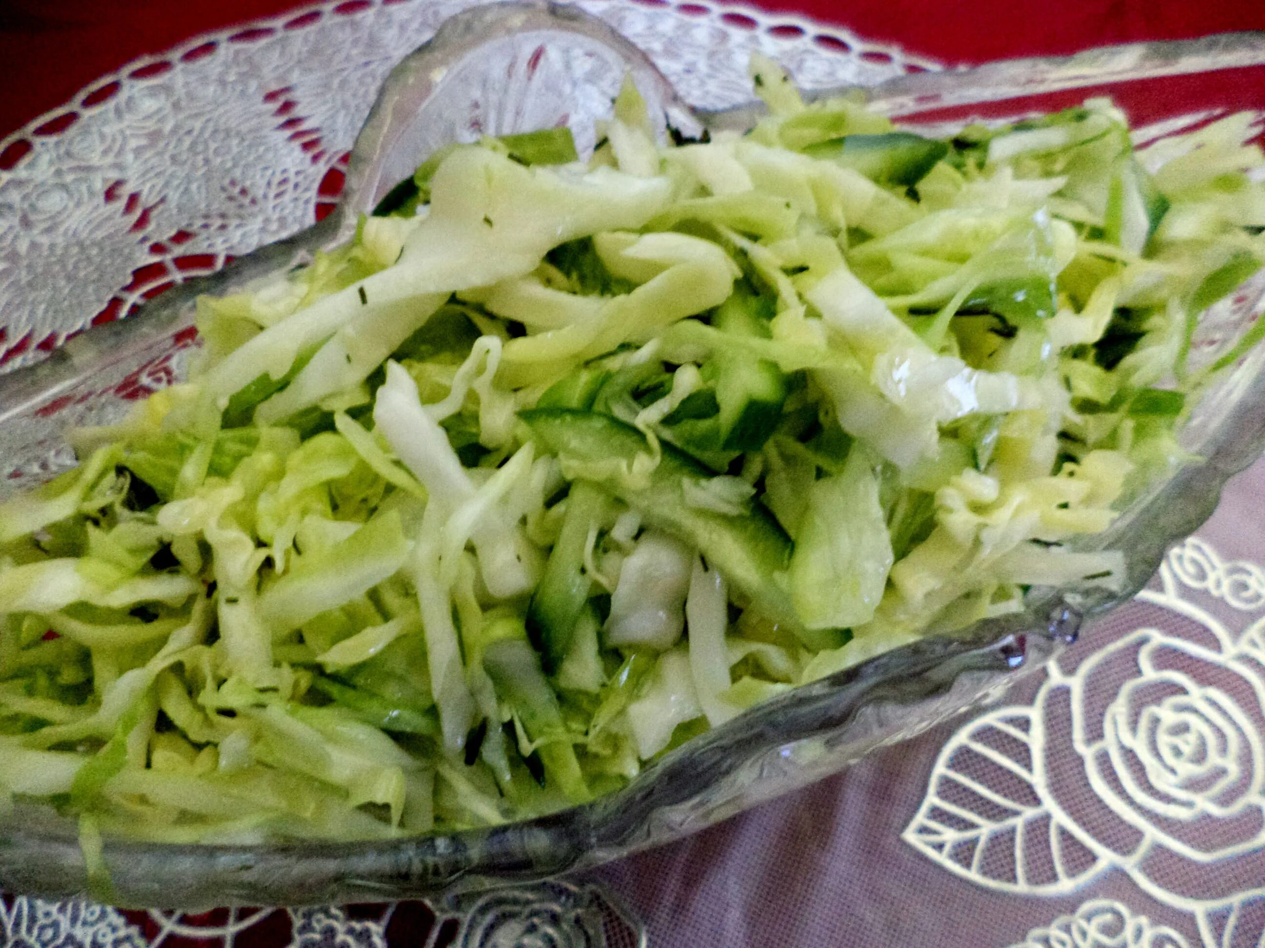 Салат капуста горошек уксус. Салат с капустой и морковкой. Салат капуста огурец горошек. Салат из свежей капусты с огурцом. Салат капуста горошек уксус.
