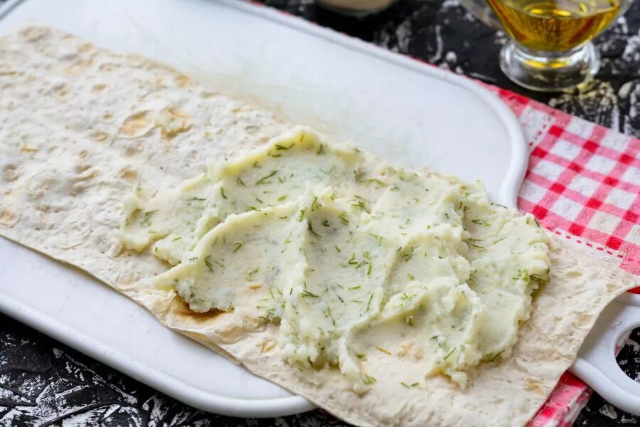Лаваш с начинкой из картошки. Лаваш с картошкой. Сосиска с картошкой в лаваше. Лаваш с начинкой картошки. Конвертики из лаваша и картофельного пюре.