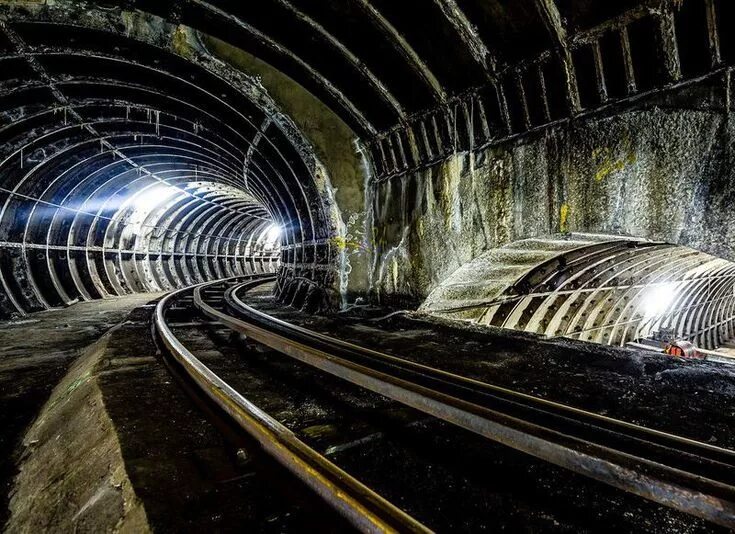 Заброшенный туннель метро 2033. Метро под рекой. Поезд в тоннеле метро. Метро электрозаводская бкл. Тоннель метро.