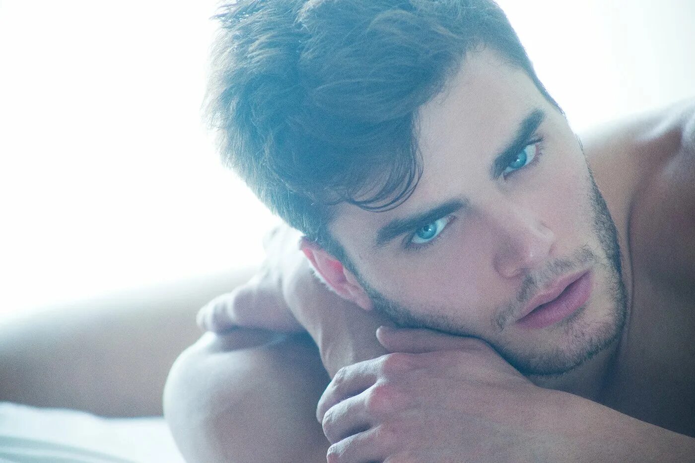 Красавец брюнет. Брюнет с синими глазами. Колин эглсфилд. Актёр. Костас мартакис певец.