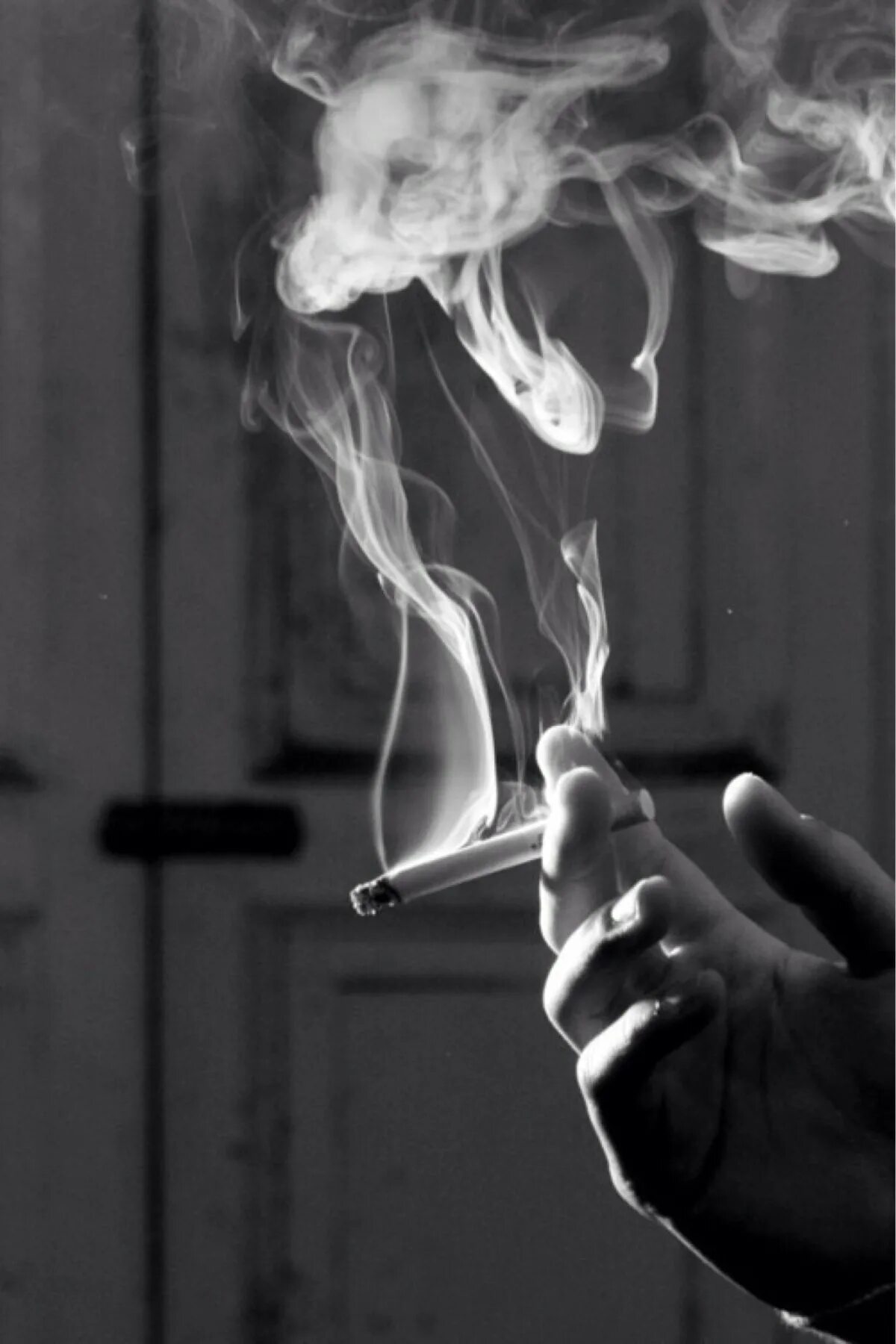 Песня не потушит боль сигаретный дым. Сигаретный дым. Курение Эстетика. Мужская рука с сигаретой. Эстетика сигаретного дыма.
