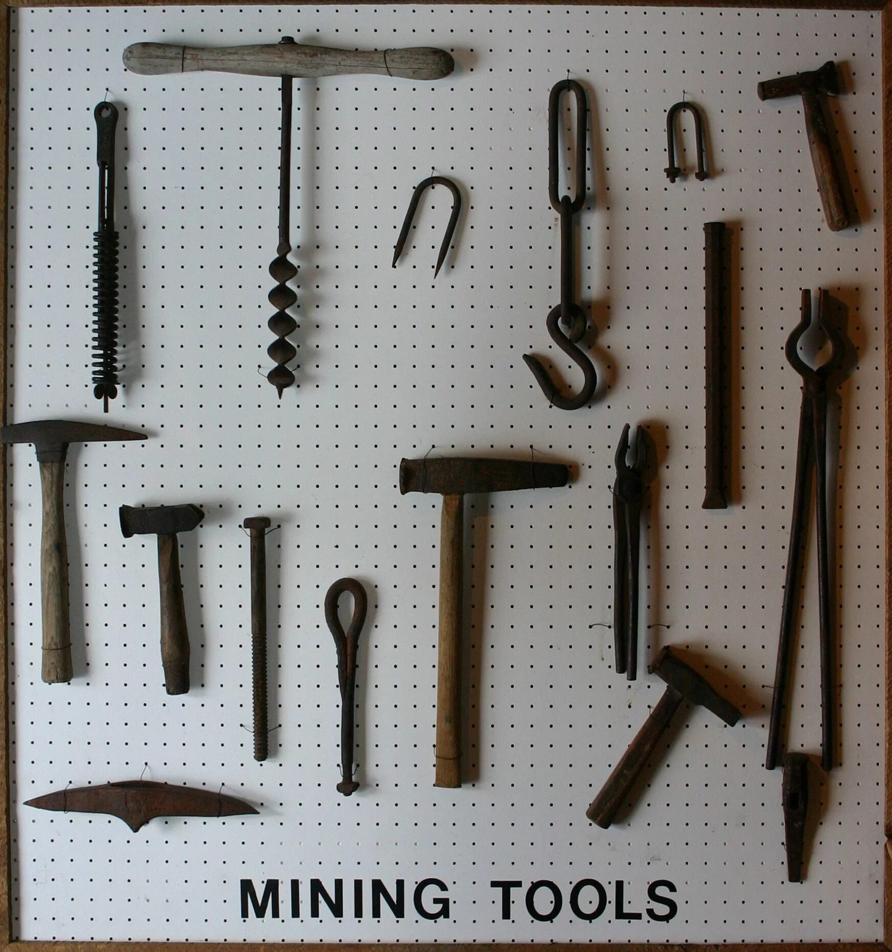 Mining tool. Шахтерские инструменты. Шахтерские предметы инструменты. Инструмент в шахте. Первые инструменты Шахтера.