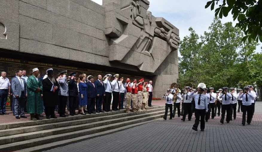 День севастополя дата. Севастополь праздник. возложение цветов город севастополь на площади нахимова 2025. история севастополя в лицах конкурс.