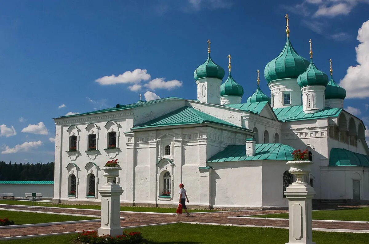 Лодейное поле экскурсии. Александро свирский мужской монастырь храм. свирский монастырь лодейное поле.