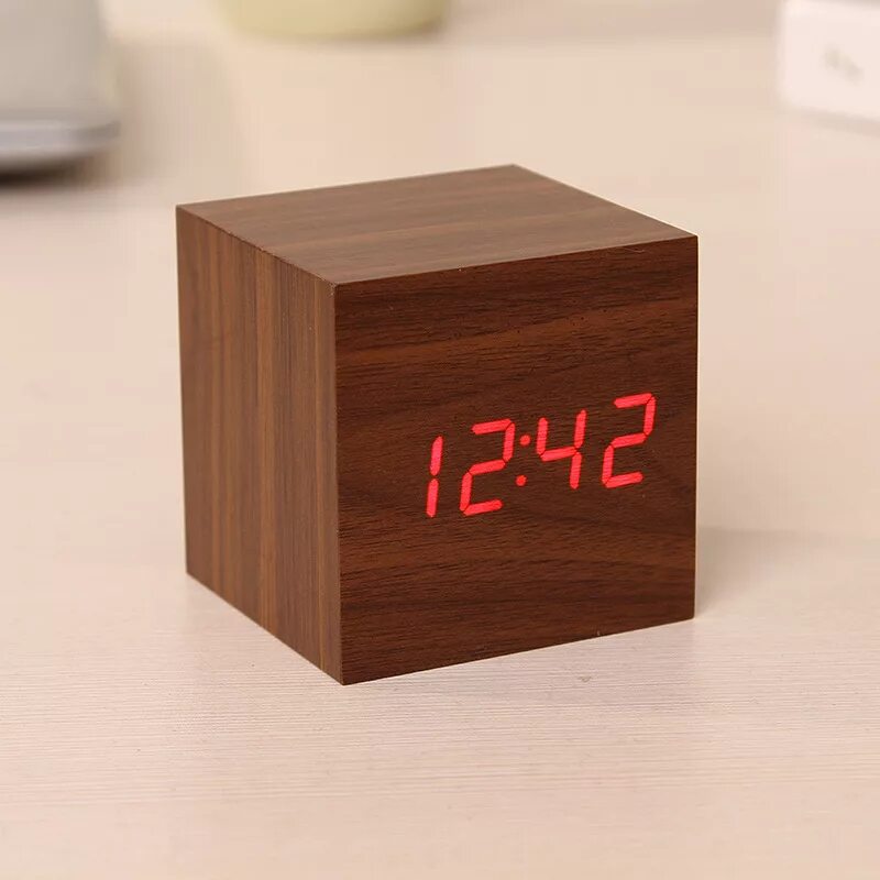 Часы cube. Электронные часы деревянный куб super vts860. Часы электрон.VST-869 бежево-красные. Часы деревянный куб. Часы на тумбочке.