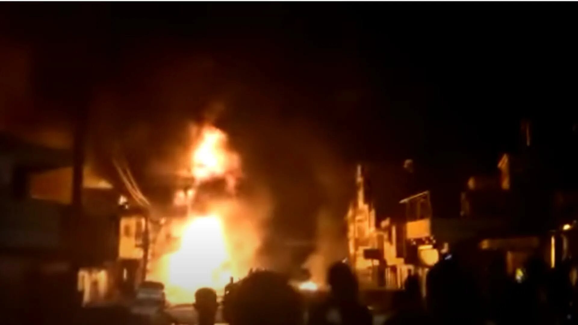 Взорвалась цистерна. Взорвалась цистерна. Огромный взрыв. Пожар на азс сегодня. Взрыв цистерны в польше 2010.