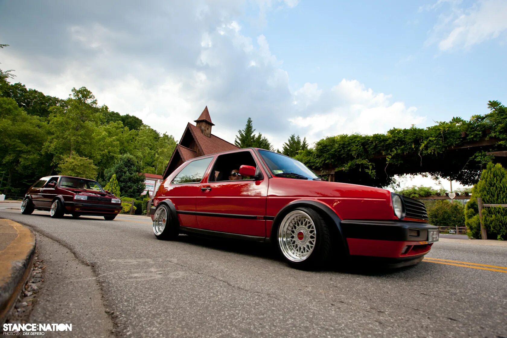 пикап пары. фотосессия парня с машиной. мужчина в автомобиле. дикий вилли. спорткары.