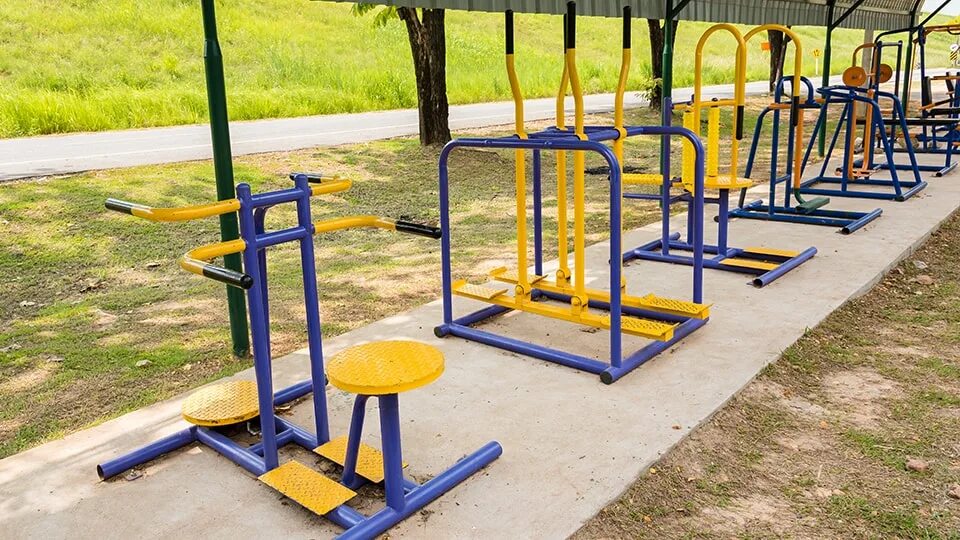 Установка уличных тренажеров. Street barbell уличные тренажеры. уличные тренажёры сборка. спортивное оборудование в парке. сиденья для уличных тренажеров.