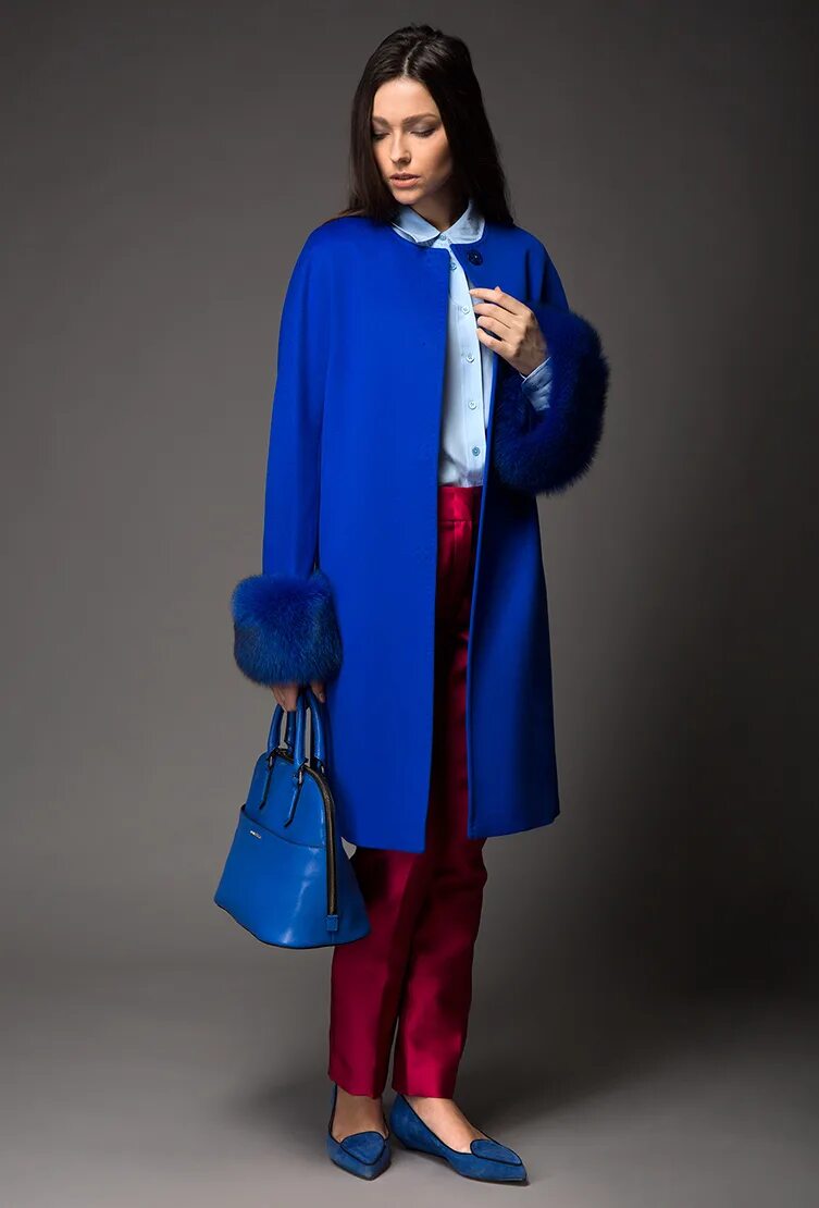 Синее пальто купить. Синее пальто. Синее пальто женское. Синее пальто с мехом. Пальто василькового цвета.