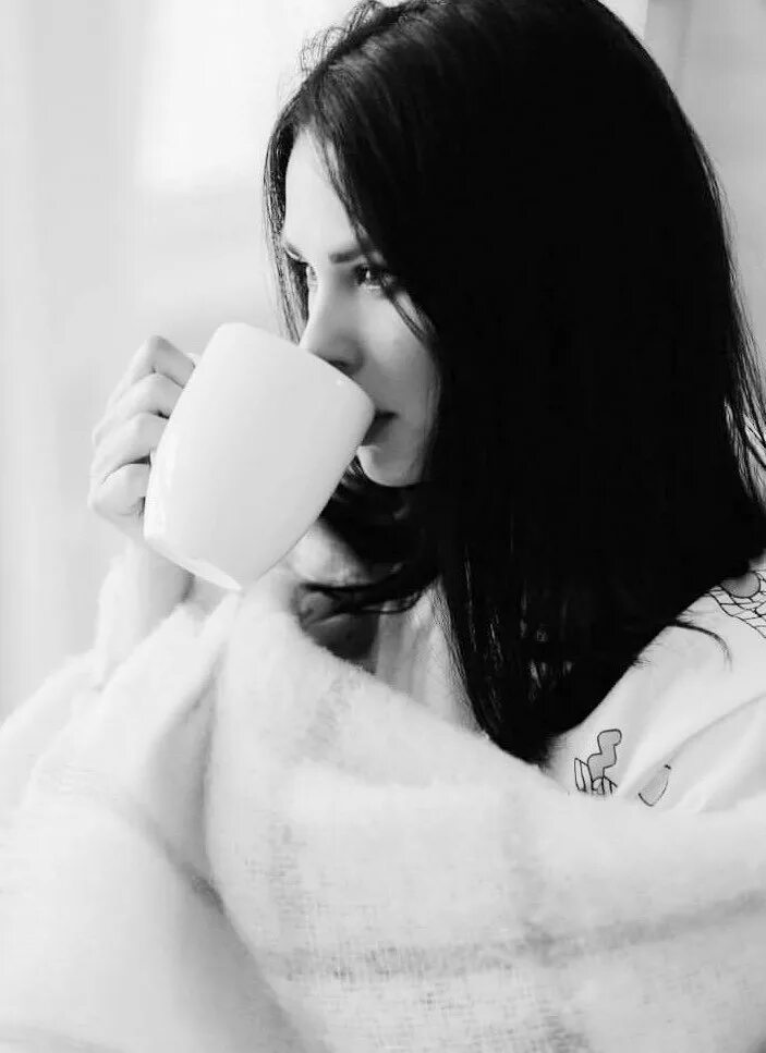Утро брюнетки. Брюнетка пьет кофе. Девушка пьет кофе. Брюнетка с чашкой кофе. Девушка с кружкой кофе.