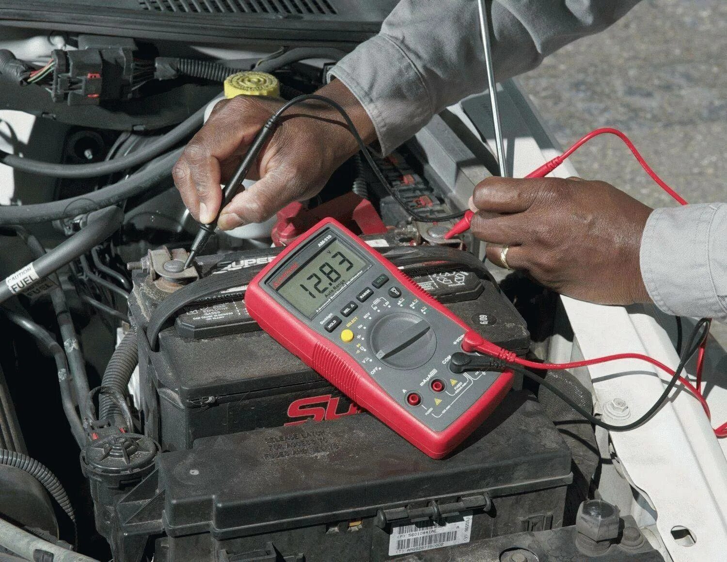 Поставил новый аккумулятор не заводится. Multimeter amprobe am-510. am 510 eur мультиметр. измерение напряжения мультиметром аккумулятора автомобиля. мультиметр замер аккумулятора напряжения.