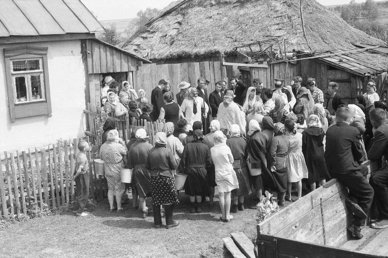 Деревня 60 годов. Советская деревня 1940. Деревня в советские годы. Советская свадьба в деревне. Советские люди в деревне.