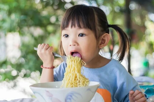 Japanese kids eat a good. Японец ест лапшу. Азиатские дети кушают заливное мороженое. Счастливый ребенок. Ребенок ест.
