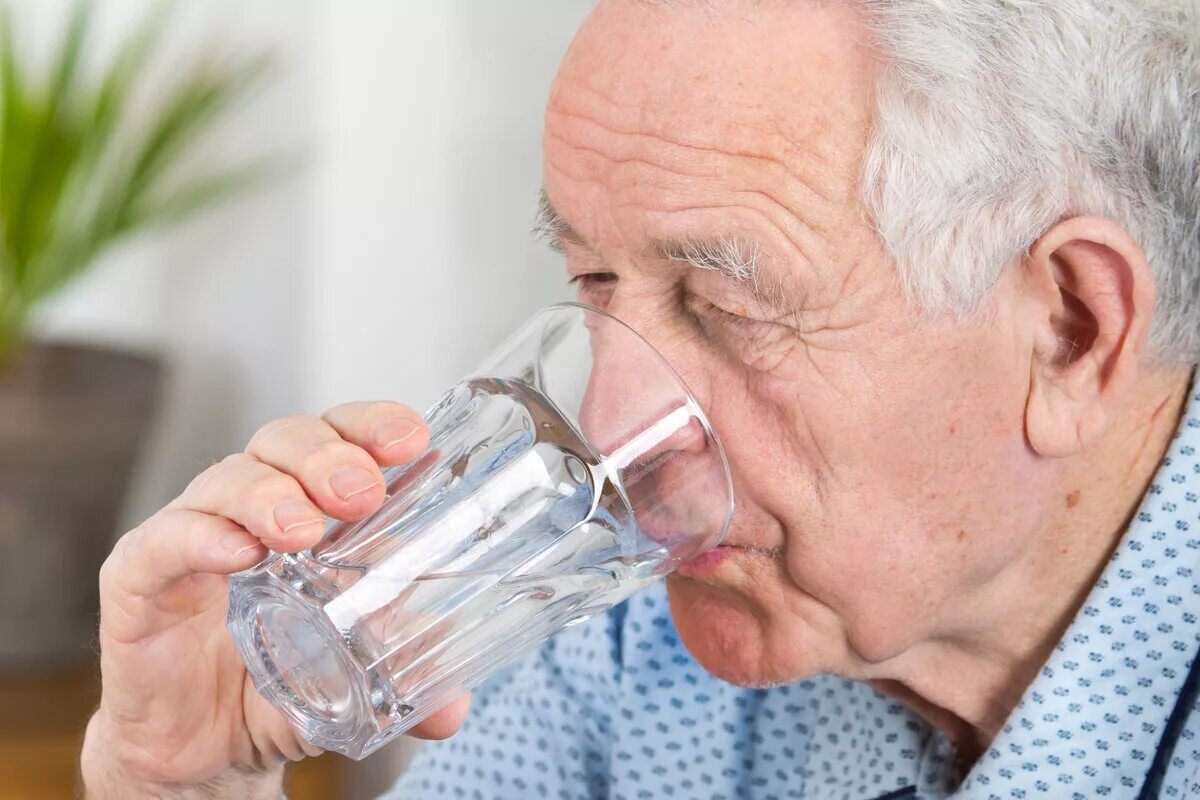 Жажда и обильное мочеиспускание. Питье у пожилых. Человек пьющий воду. Дедушка пьет воду. Сахарный диабет жажда.