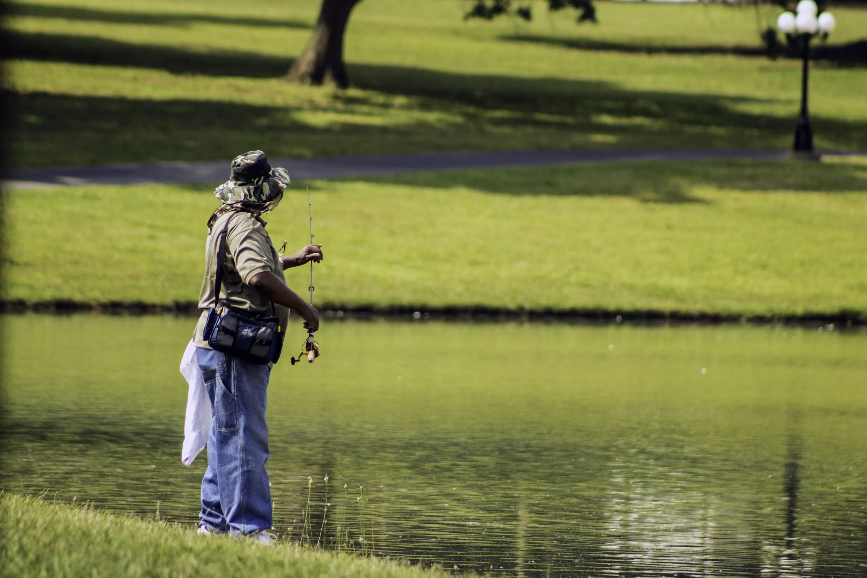 Фото go Fishing. Человек с рыбой за спиной. Americans Fishing. Fishing person. I like go fishing