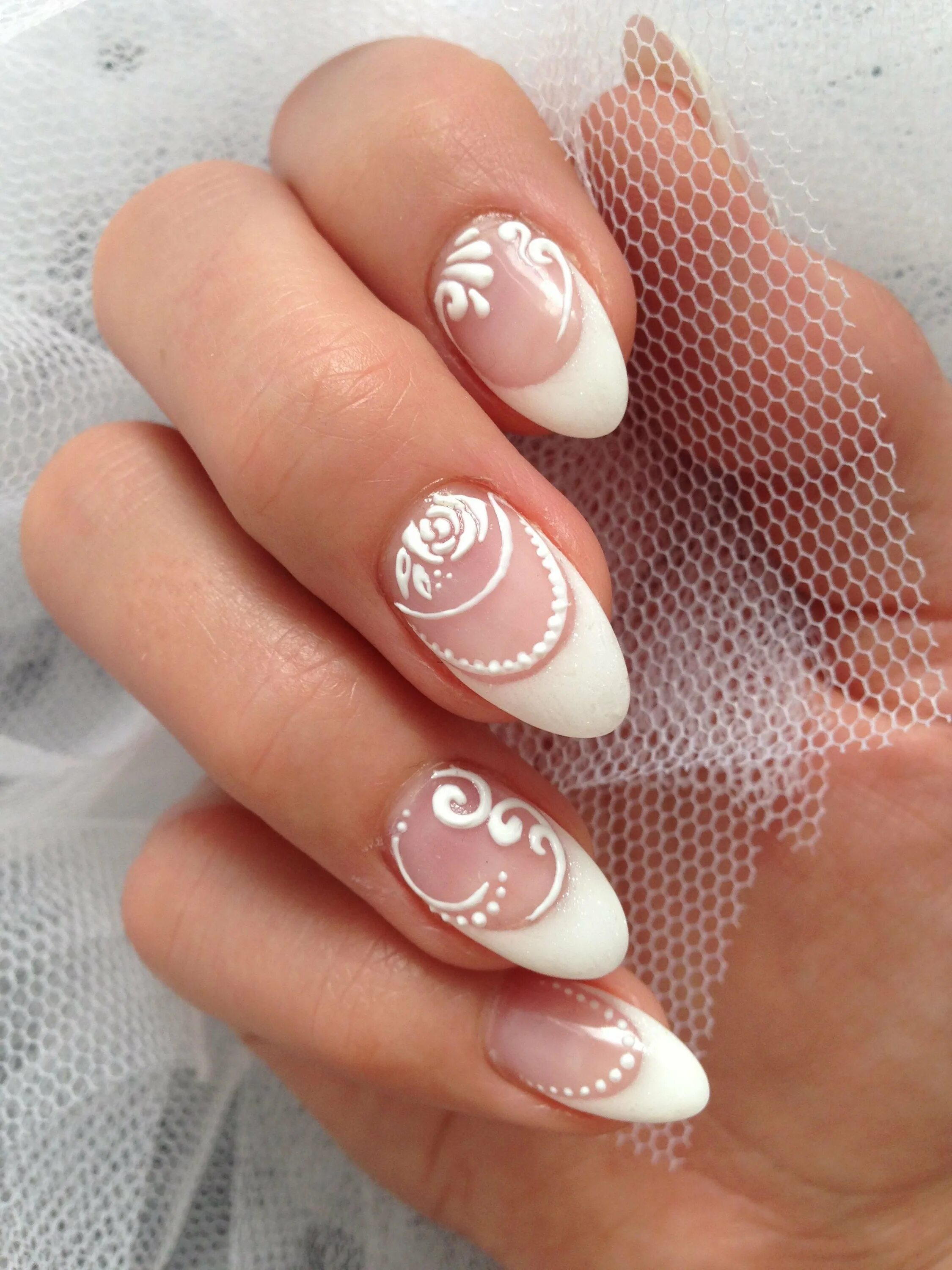 Нежный свадебный маникюр. Ногти на свадьбу. Маникюр невесты. Ногти на свадьбу. Свадебный френч.