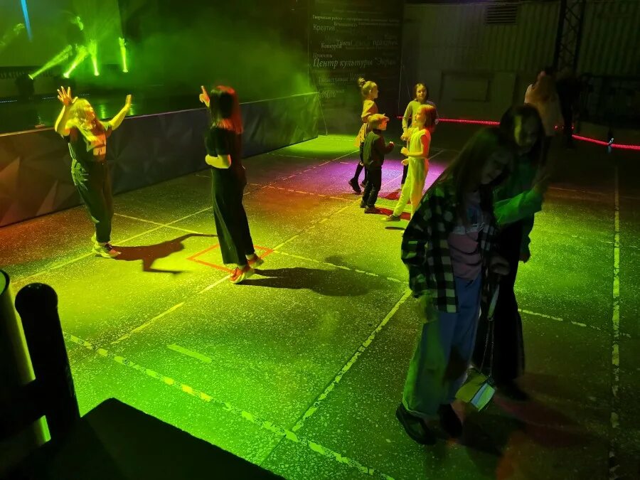 тренды танцевать. картинки из тик тока. шаблон рекламы тикток. тик ток вечеринка фото. джуманджи парк тик ток пати.