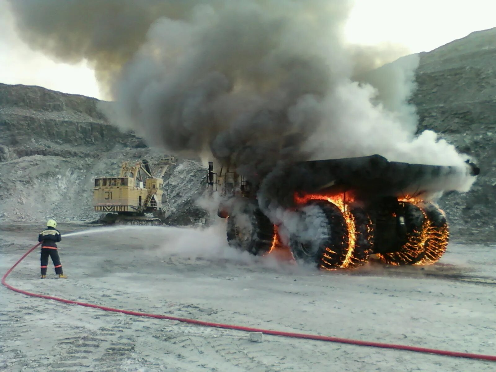 белаз черемхово. сгорел белаз на разрезе. в суэке сгорел белаз 14. 2024. белаз пожарная машина.