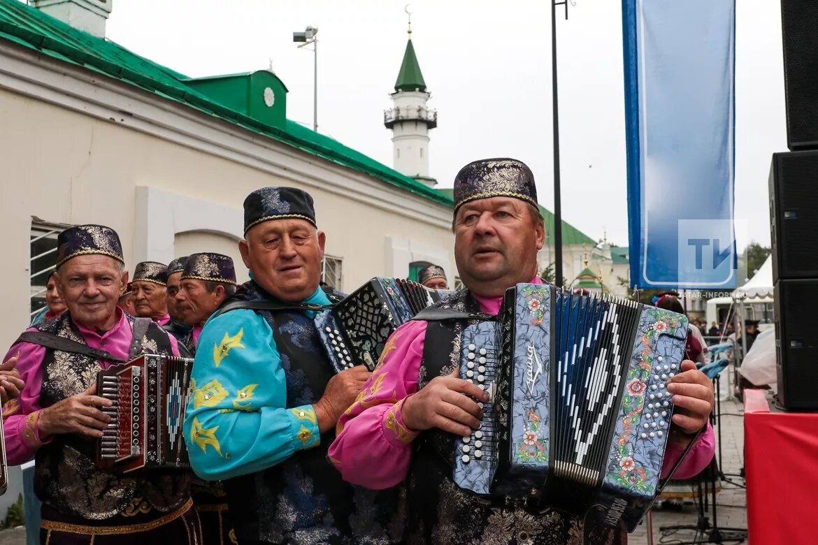 Татарская под гармошку. Татарская гармонь. Татарский гармонист. Гармонист татарин. Татарин с гармонью.