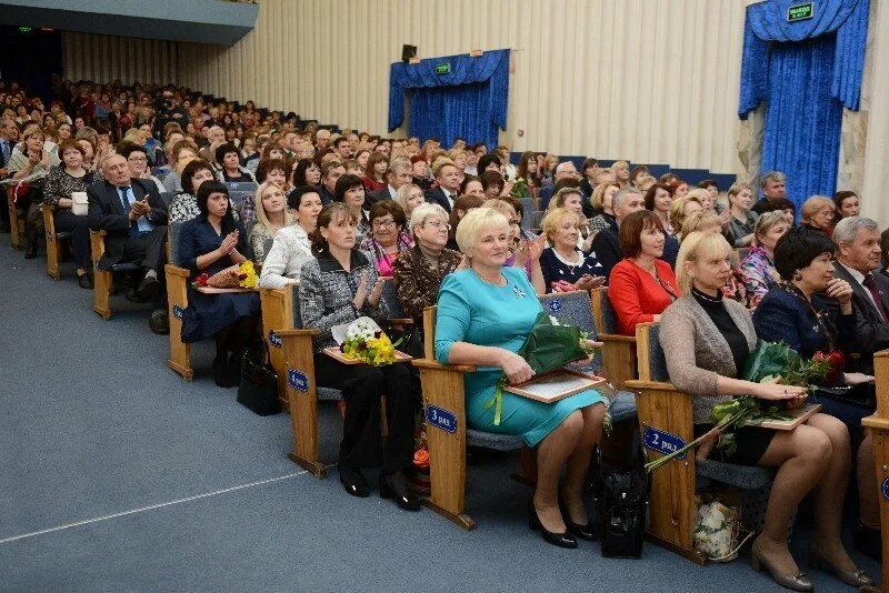 Сайт кдц губернский. Концертный зал Губернский Смоленск. Губернский Смоленск зал. КДЦ Губернский зал. Губернский Смоленск места в зале.