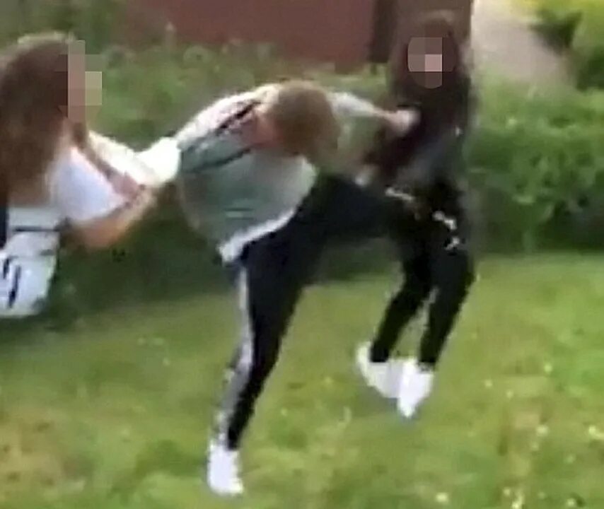 Kick in the balls девочка. Kick in the balls дети. Детский ballbusting. Девушки боллбастерши. Детский боллбастинг.