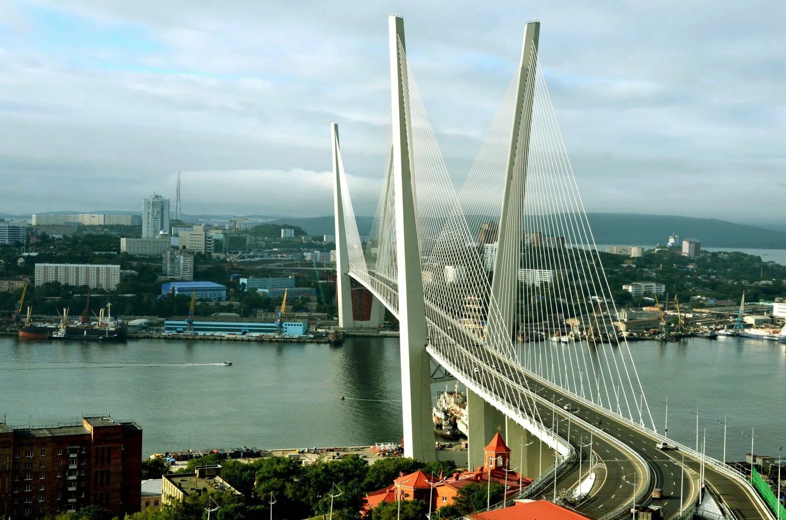 ночной владивосток мост золотой рог. ночной владивосток мост золотой рог. бухта золотой рог владивосток. вантовый мост владивосток. "золотой мост" города владивостока.