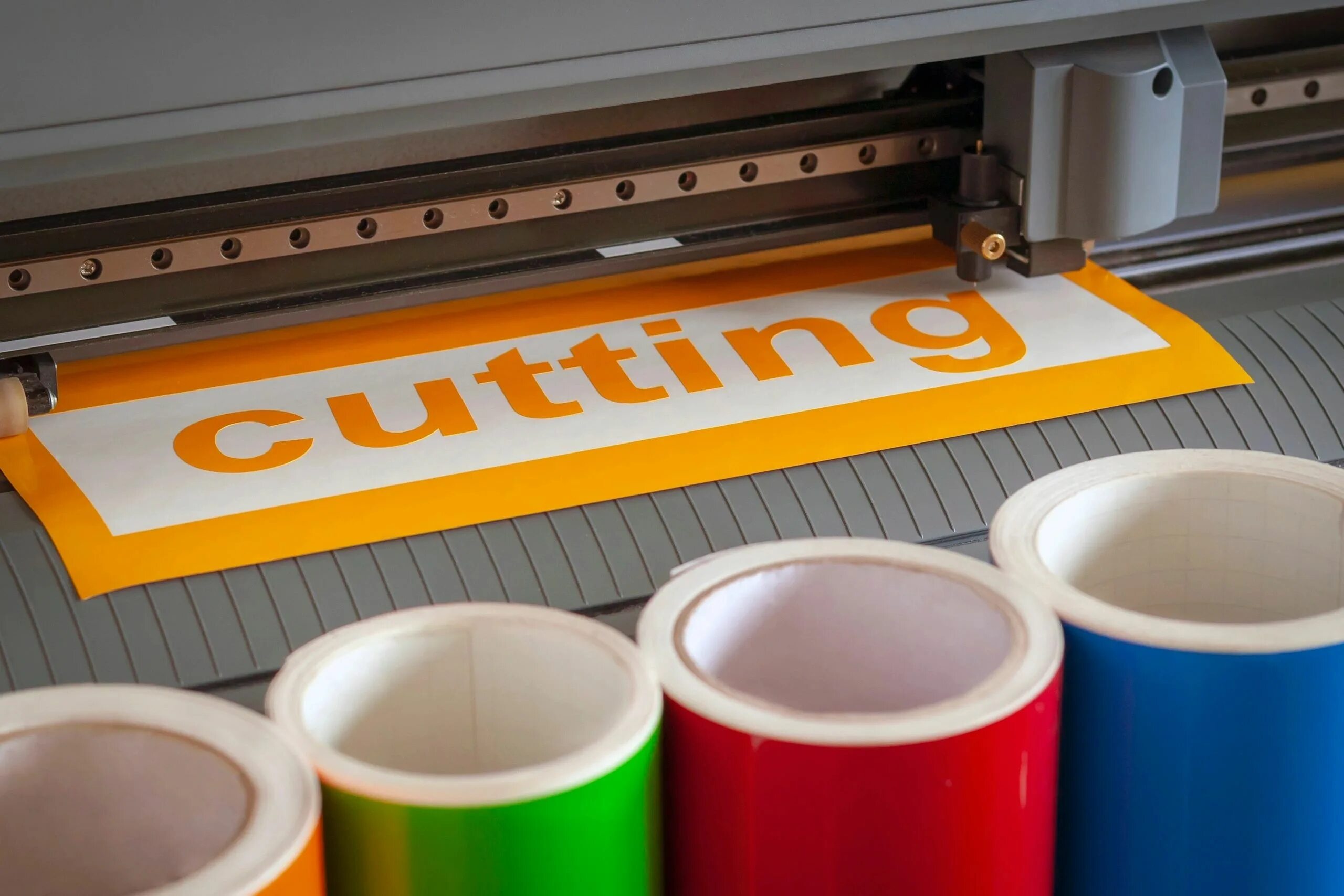 Реклама плоттерная резка пленки. Резка наклеек на плоттере. Плоттерная резка пленки. Плоттерная резка наклеек. Плоттерная резка наклеек.