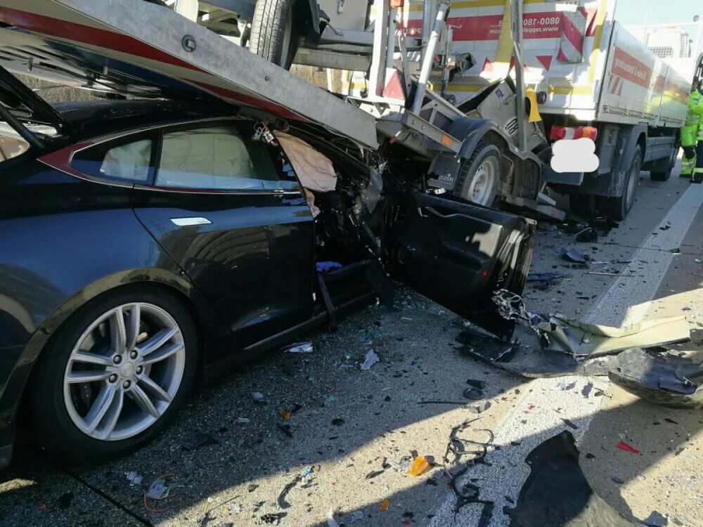 Тесла врезалась. Тесла врезалась. Тесла врезалась. Тесла врезалась. Tesla model x краш.