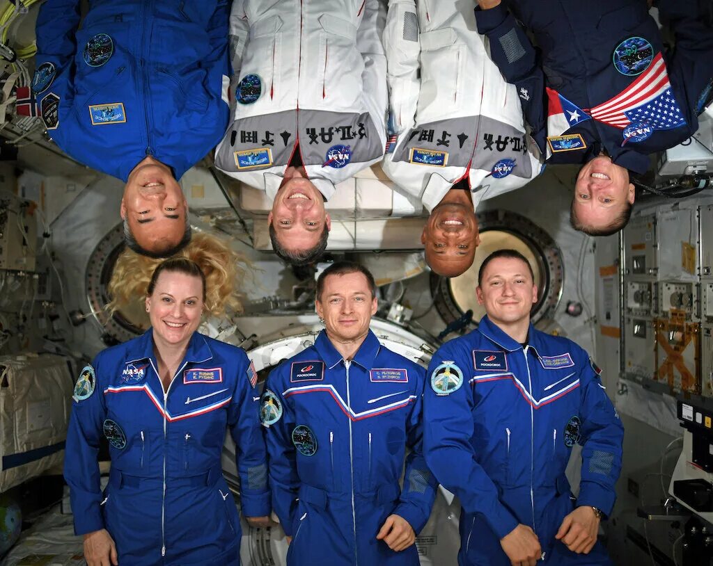 Сколько времени будут космонавты. МКС 2020. Международная Космическая станция МКС экипаж. NASA И Роскосмос МКС.