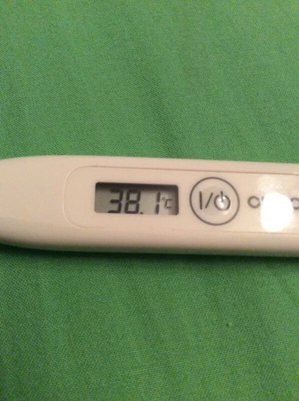 Температура 38 3 взрослого. Электронный градусник 38.7 Omron. На градуснике Omron 38.5. Электронный градусник 37.9 Omron. Электронный градусник Omron 37.8.