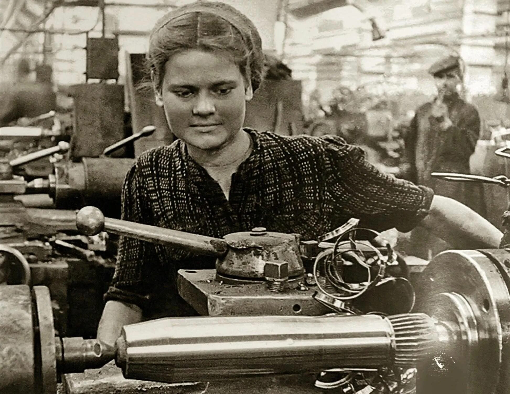 Военно труженик. Тыл в годы войны 1941-1945. Дети труженики тыла на заводе в годы Великой Отечественной войны. Женщины - труженицы тыла в годы ВОВ.