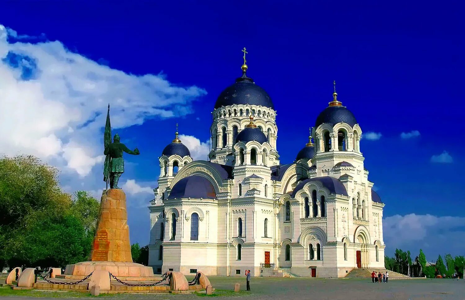 Куда можно сходить в новочеркасске. Новочеркасск ермак с собором. Достопримечательности новочеркасск храмы. Новочеркасск достопримечательности города. Куда можно сходить в новочеркасске.