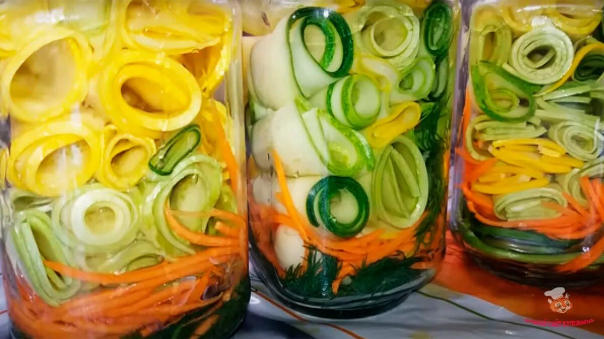 Маринованные ассорти рецепт на зиму хрустящие. Консервированные кабачки. маринованные кабачки на зиму. кабачки рулетиками в банке. кабачки рулетики на зиму.