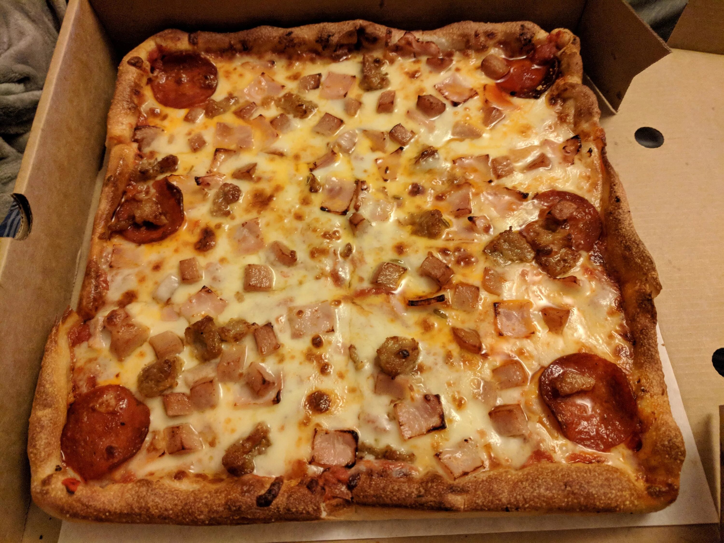Локал пицца. Square pizza. Пицца квадратная фото с верху. Фото квадратная пицца президентская