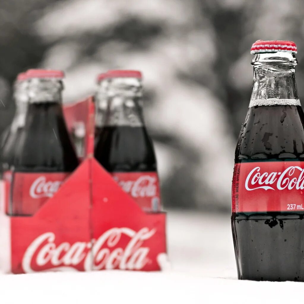 Обои coca cola. Кока кола 80е. Кока кола бренды. Марка Кока колы. Кока кола в снегу.