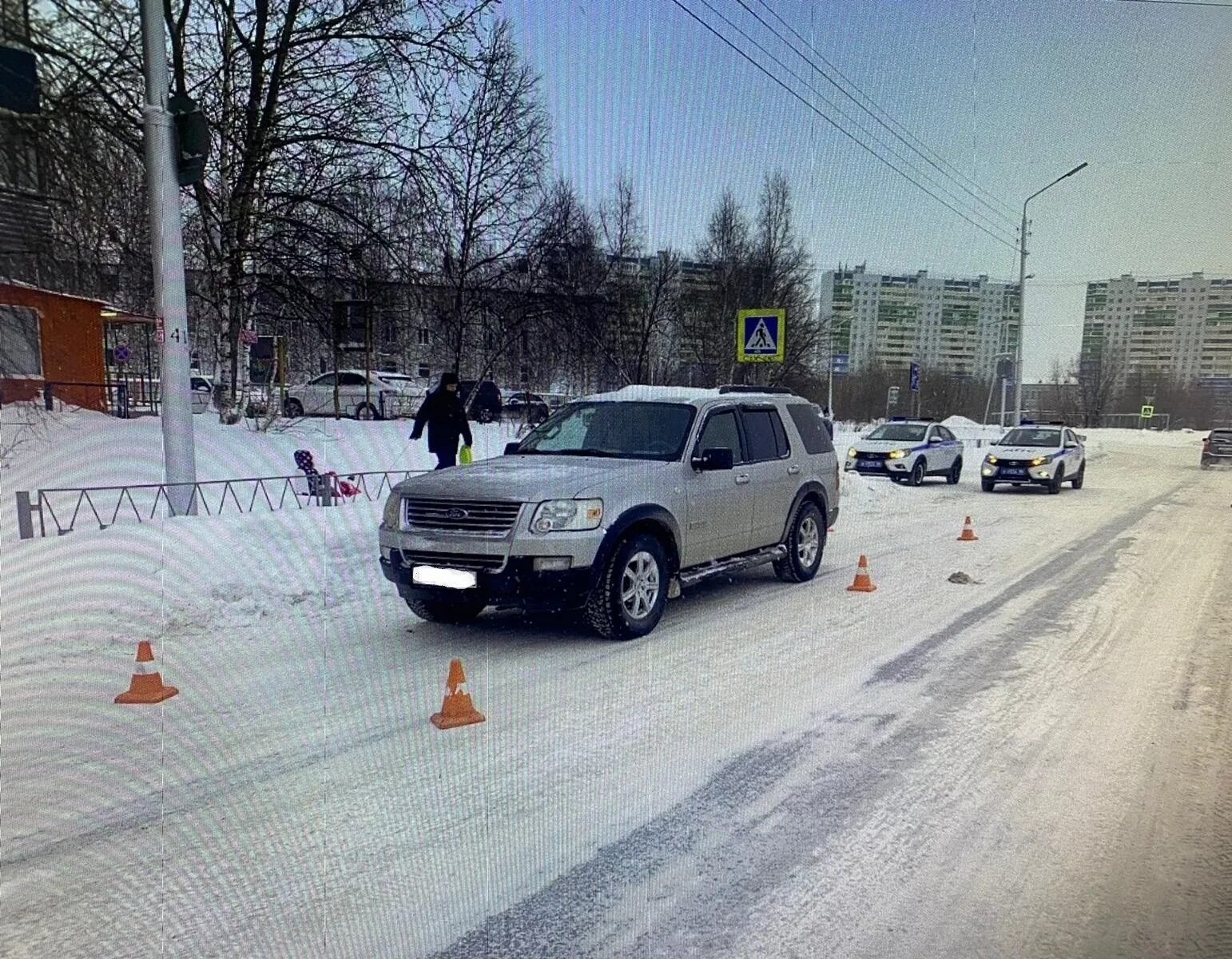 Автоновости. ДПС Нижневартовск. ГИБДД на дороге. Пешеход переходит дорогу.