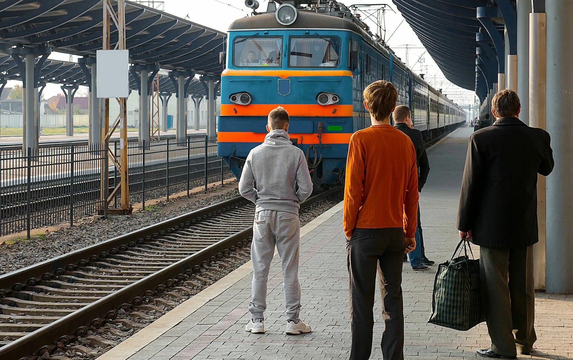 Подойти к перрону