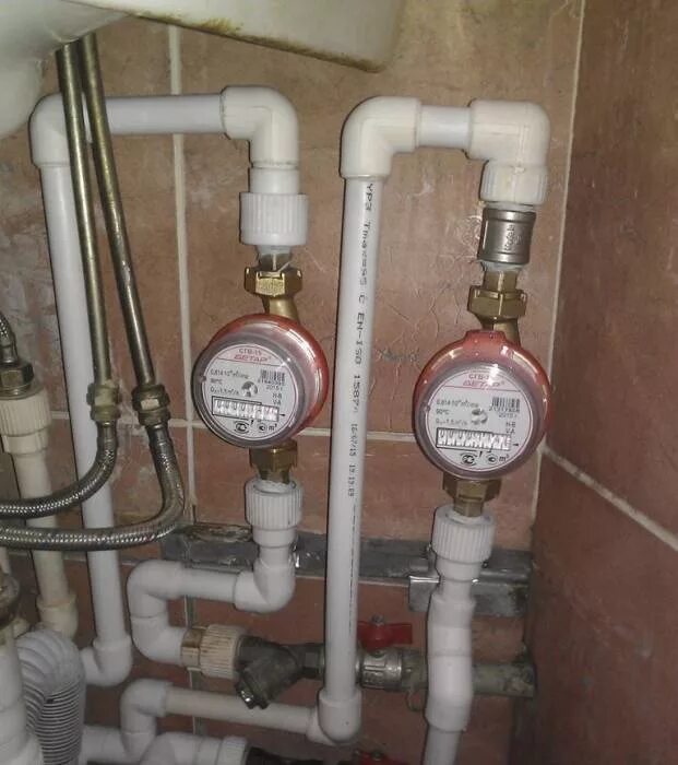 Установка двух счетчиков стоит. Сборка счетчика с фильтром и обратным клапаном. Крепление счетчика воды. Крепление водяного счетчика. Установка двух счетчиков 2500.