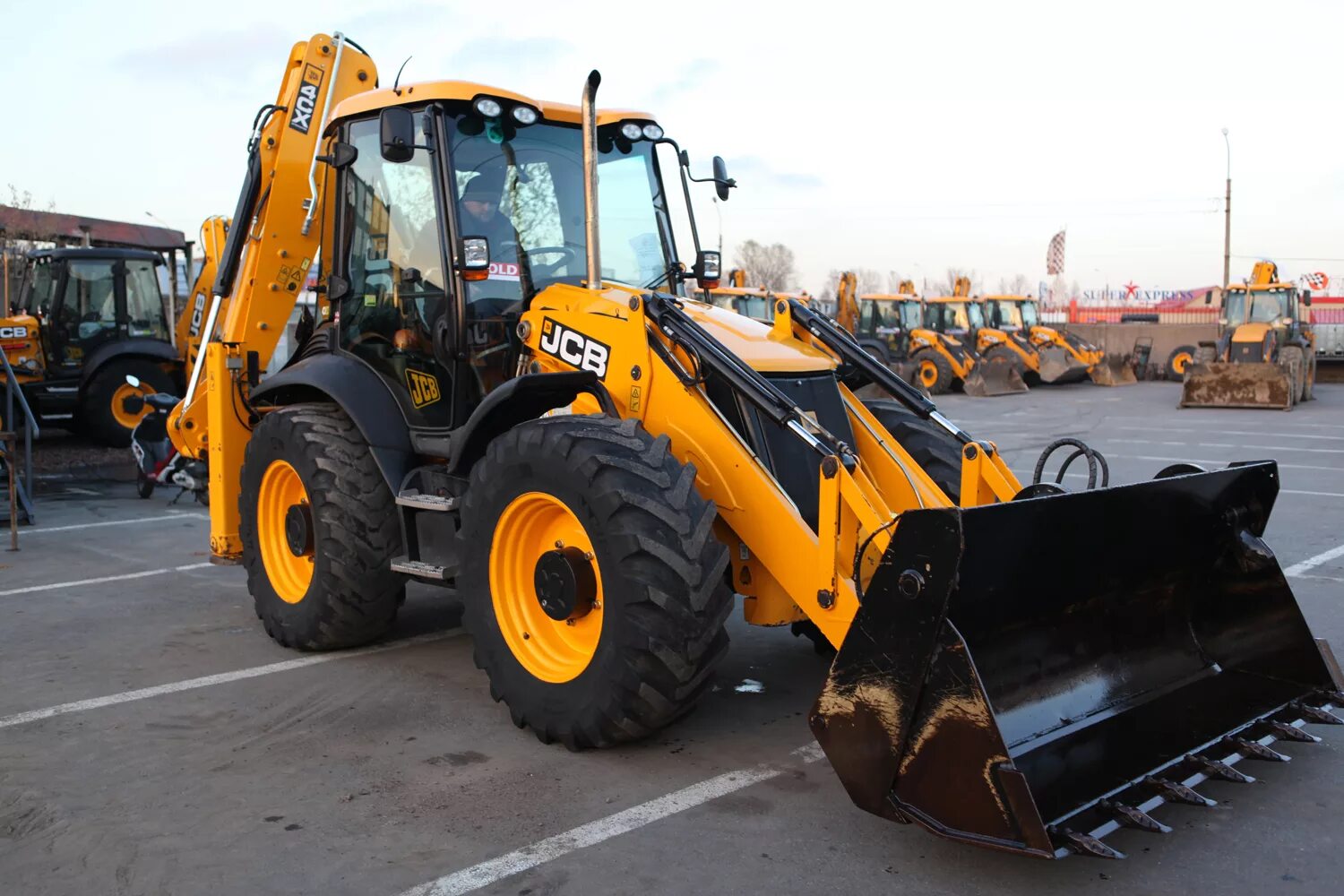 Купить экскаватор погрузчик в спб. Погрузчик JCB 4cx. Трактор экскаватор JCB 4cx. Экскаватор погрузчик колесный JCB 4cx. JCB 3cx k14m2nm.