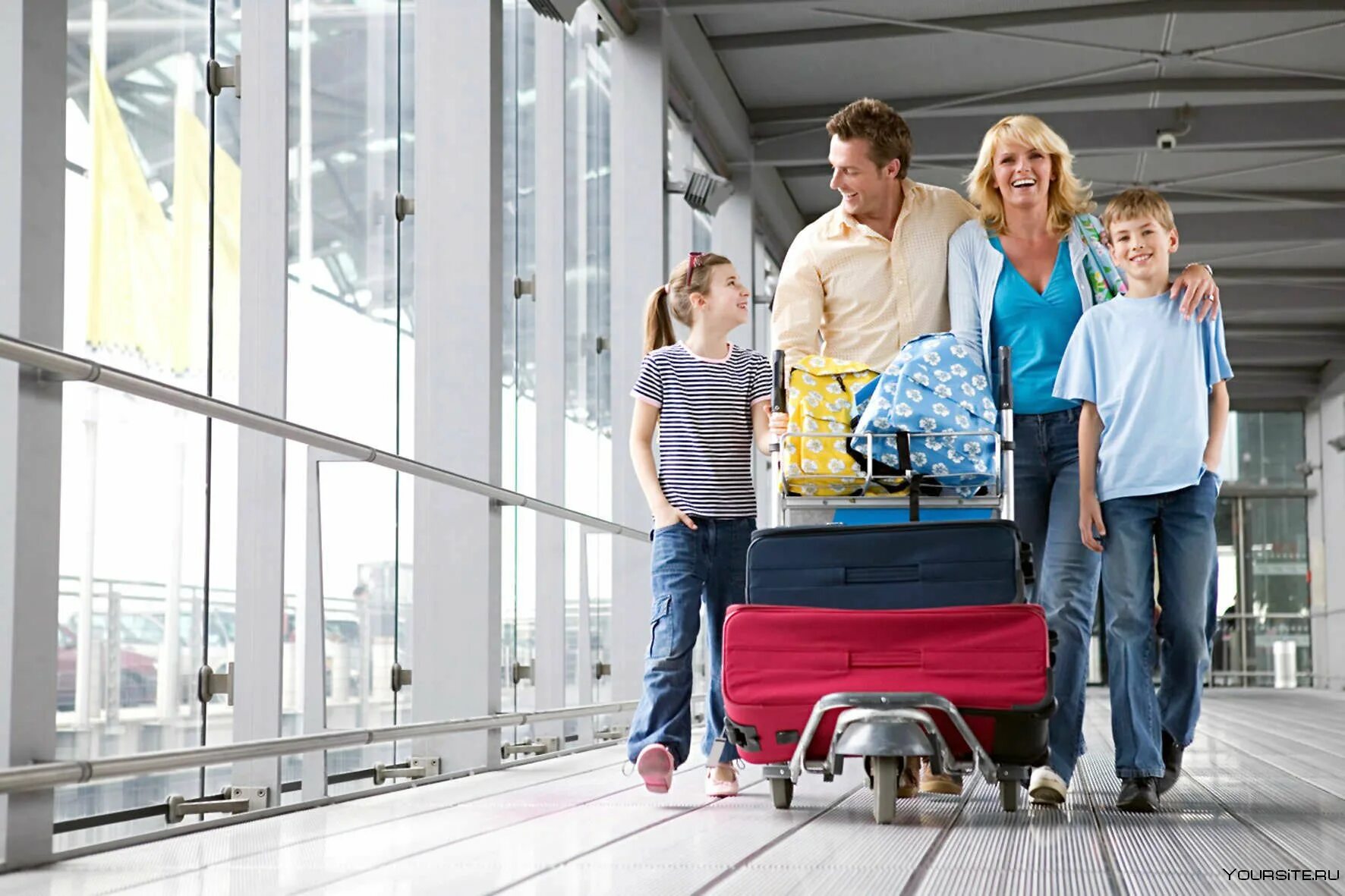Семья с чемоданами. Путешествие с семьей. Семья с чемоданами в аэропорту. Путешествие семья чемоданы.