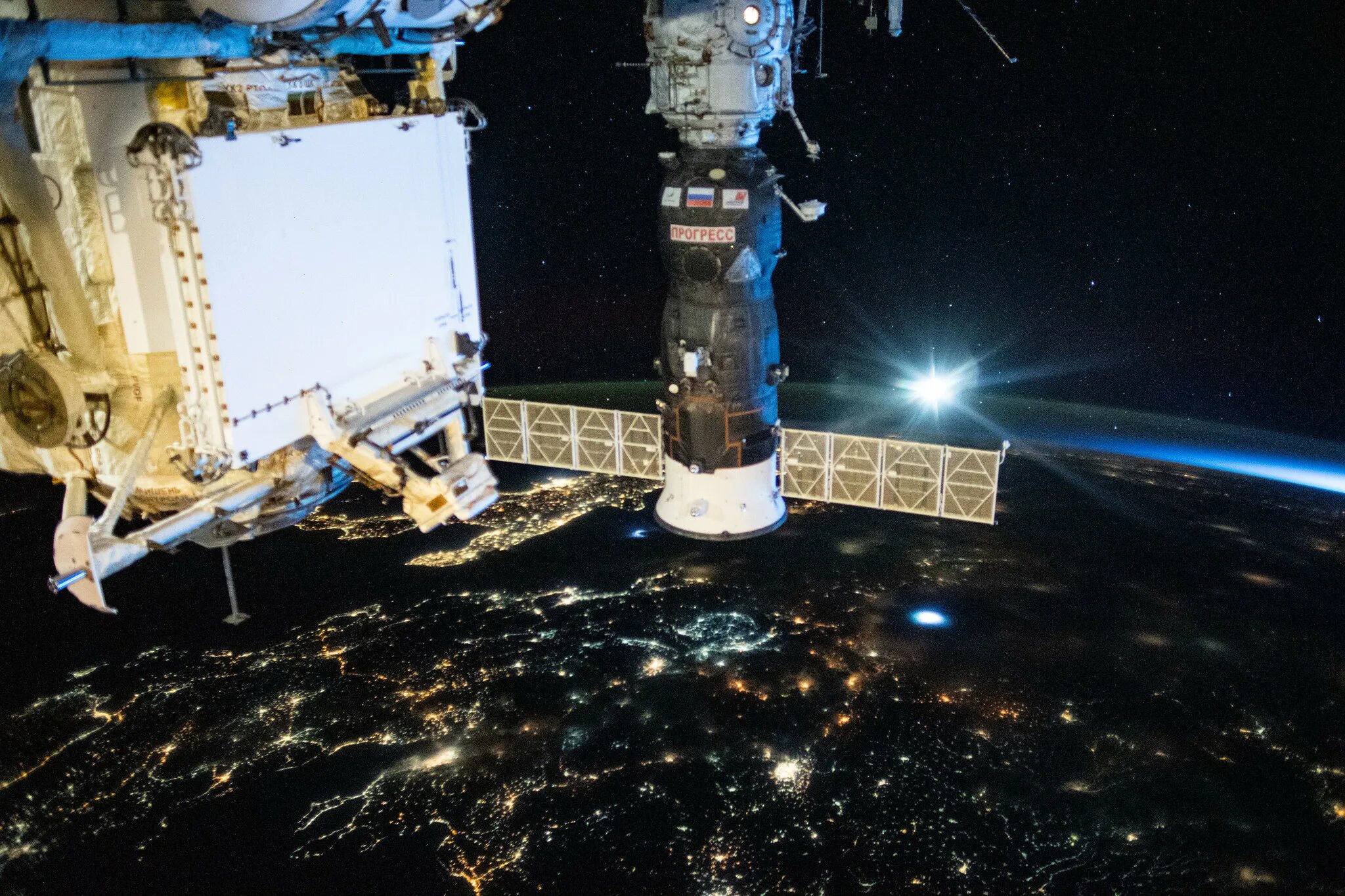 Space station. Международная Космическая станция МКС. Международная Космическая станция ISS. Станция МКС В космосе. Космическая орбитальная станция МКС.