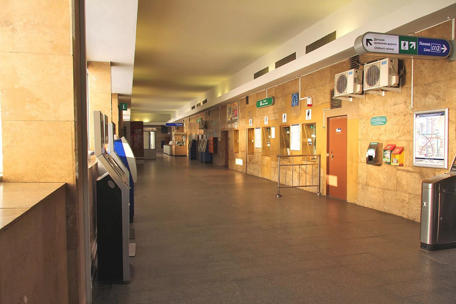 Купчино витебский вокзал. Авиакасса жд касса. Купчино (станция метро). Вход в метро купчино. Купчино пригородные кассы.